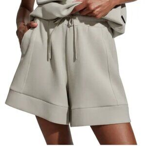 (Varley) Alder High-Rise Short 5.5" in Sage Grey